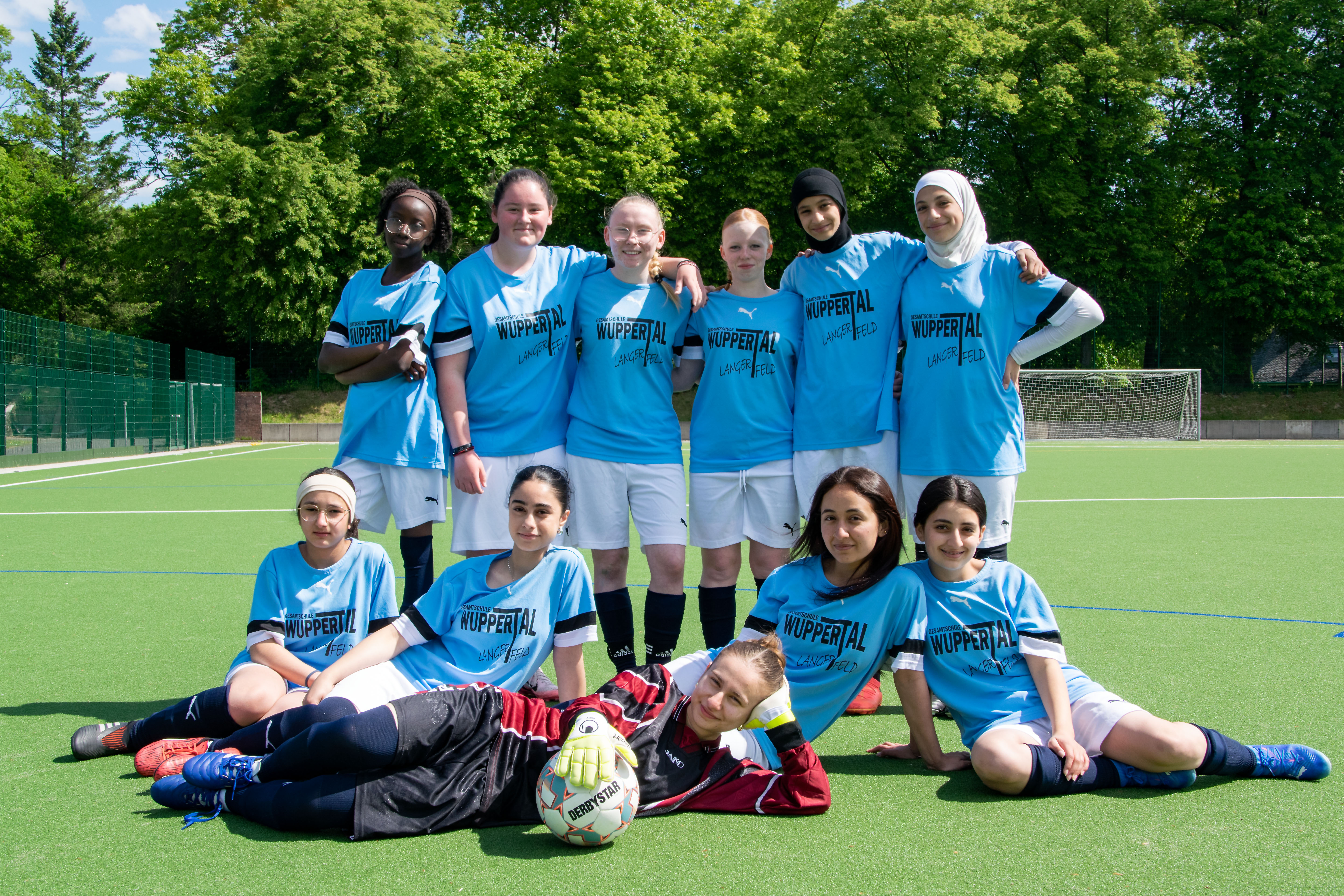 Unsere M&auml;dchenfu&szlig;ball-Mannschaft bei den Bezirksmeisterschaften in Remscheid: 08.05.25 Ein Tag voller Teamgeist und Fairness