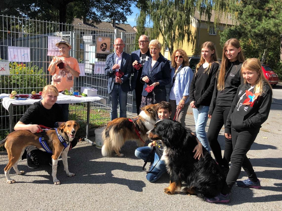 Hundekotbeutel-Spender am Schulgel&auml;nde